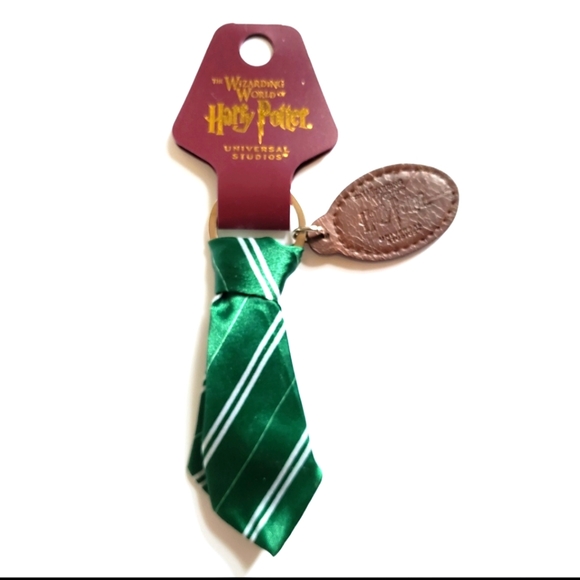 Universal Studios The Wizarding World Of Harry Potter Slytherin Tie Keychain NWT - Picture 4 of 8